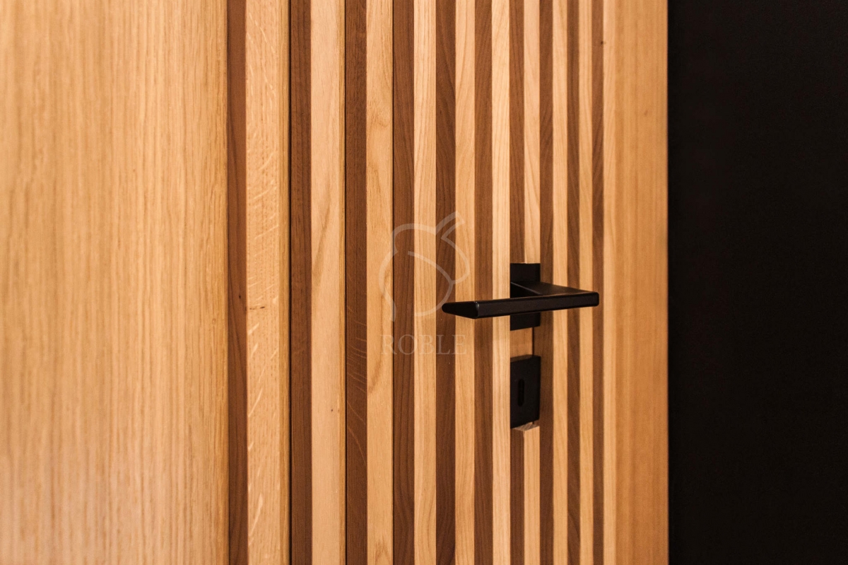 dębowe drzwi z lamelami